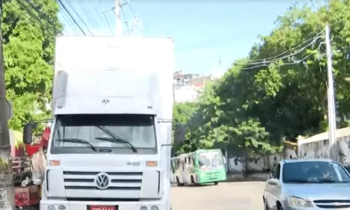 
				
					Caminhão perde freio e se choca com poste em frente à entrada do Hospital Ana Nery, em Salvador
				
				
