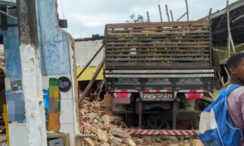 
				
					Vídeo: Três pessoas ficam feridas após caminhão carregado com laranjas invadir mercado e padaria na Bahia
				
				