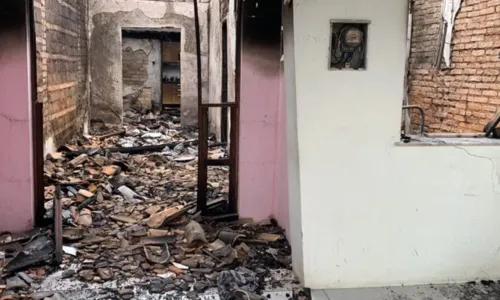 
				
					Casal é salvo de incêndio na Bahia após cachorro perceber chamas e pedir ajuda
				
				
