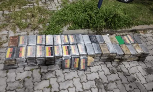 
				
					Tabletes de cocaína avaliados em R$ 4,6 milhões são encontrados em piso falso em Salvador
				
				