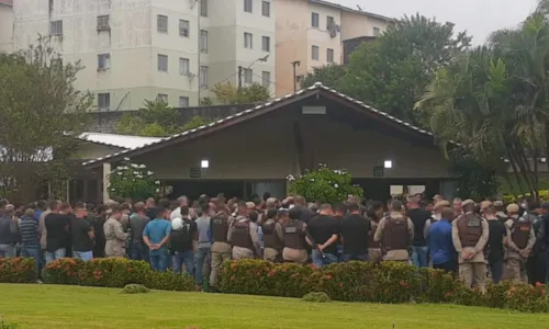 
				
					Treze escolas têm aulas suspensas após morte de policiais militares na região de Cajazeiras, em Salvador
				
				