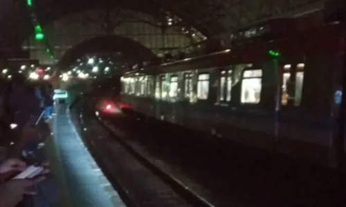
				
					Passageiros relatam falta de energia em estações de metrô de Salvador
				
				