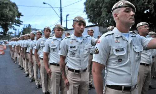 
				
					Mais de 900 soldados baianos formam no curso da PM; Rui Costa prestigiou solenidade
				
				