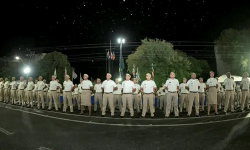 
				
					Mais de 900 soldados baianos formam no curso da PM; Rui Costa prestigiou solenidade
				
				