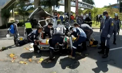 
				
					Motorista fica gravemente ferido após van capotar na Av. Paralela, em Salvador
				
				