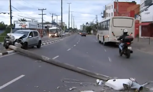 
				
					Motorista se choca com poste e estrutura bloqueia vias da Estrada do Coco, em Lauro de Freitas
				
				