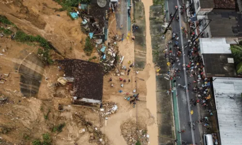 
				
					Chegam a 44 mortes confirmadas devido à chuva no Grande Recife
				
				
