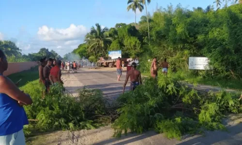 
				
					Indígenas Tupinambás fazem protesto na BA-001, em Ilhéus
				
				