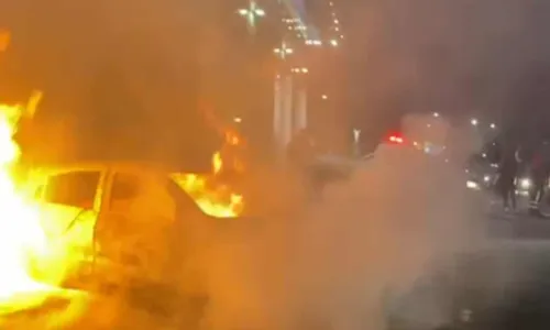 
				
					Carro é destruído por incêndio no bairro do Imbuí, em Salvador; veja imagens
				
				