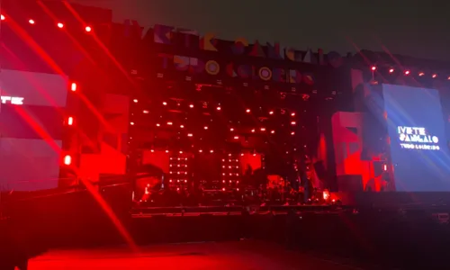 
				
					Ivete Sangalo desce do palco durante passagem de som e atende fãs em Juazeiro, na BA; veja vídeos
				
				