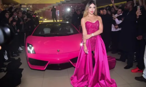 
				
					Melody ganha carrão de luxo avaliado em R$ 1,3 milhão em festa de 15 anos
				
				