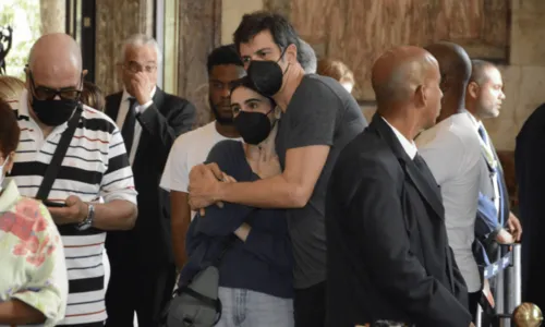 
				
					Amigos e familiares se despedem de Milton Gonçalves em velório no Rio de Janeiro
				
				