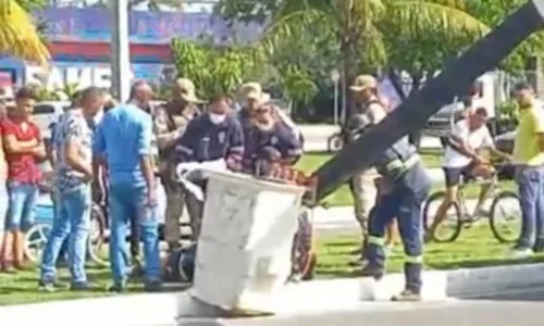 
				
					Vídeo: Funcionário de terceirizada morre ao equipamento despencar durante manutenção de lâmpadas em Camaçari
				
				