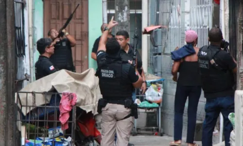 
				
					'Operação Balder': Troca de tiros entre PMs e suspeitos termina com três mortos em Pernambués
				
				