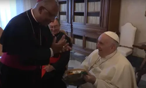 
				
					Vídeo: Papa ganha pandeiro de bispos baianos durante visita e toca instrumento
				
				
