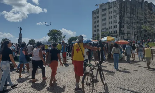 
				
					Em protesto, servidores municipais realizam caminhada no centro de Salvador
				
				