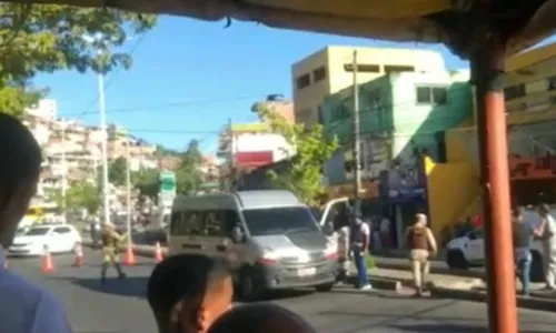 
				
					Passageiros de van são feitos reféns na Avenida Suburbana, em Salvador
				
				