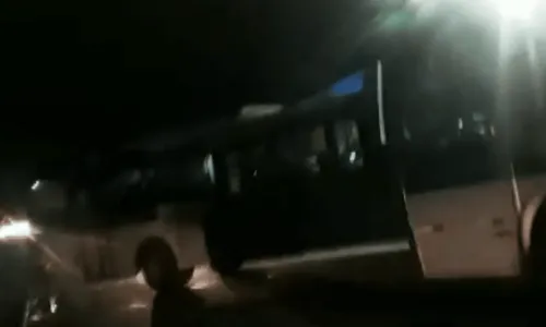 
				
					Criminosos interceptam ônibus e fazem arrastão no bairro de Sussuarana Velha, em Salvador
				
				
