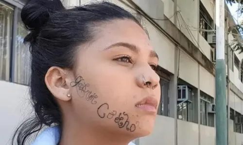 
				
					Sônia Bridi se sensibiliza com jovem que teve rosto tatuado pelo ex: 'Ajudo a pagar remoção'
				
				
