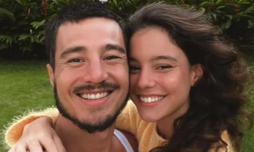 
				
					Tiago Iorc desembarca em Trancoso para curtir férias com a namorada: 'Chamego que a gente gosta'
				
				