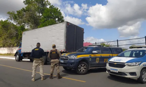 
				
					Trio suspeito de tentar assaltar caminhoneiro morre em confronto com a polícia em Alagoinhas
				
				