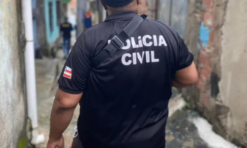
				
					Homem é preso suspeito de matar outro após celular ser furtado pela vítima na Bahia
				
				