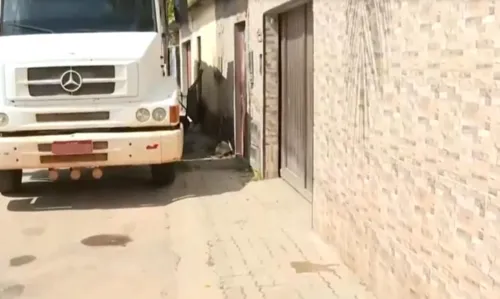 
				
					Empresário é morto na porta de casa no bairro de São Cristóvão, em Salvador
				
				