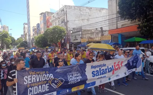 
				
					Em protesto, servidores municipais realizam caminhada no centro de Salvador
				
				