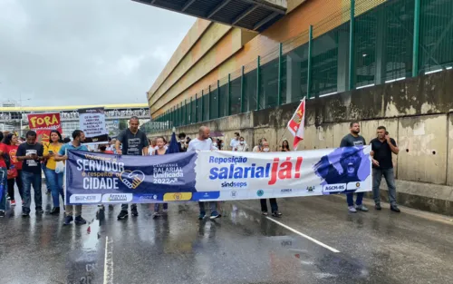 
				
					Servidores municipais realizam protesto e bloqueiam Avenida ACM, em Salvador
				
				