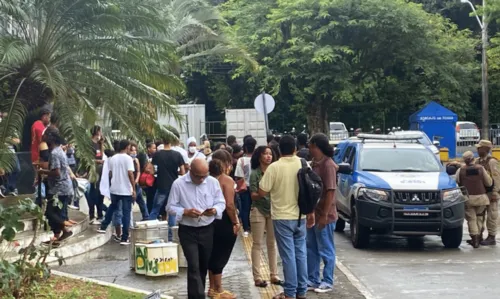 
				
					Jovens aprendizes realizam protesto na frente da Assembleia Legislativa
				
				