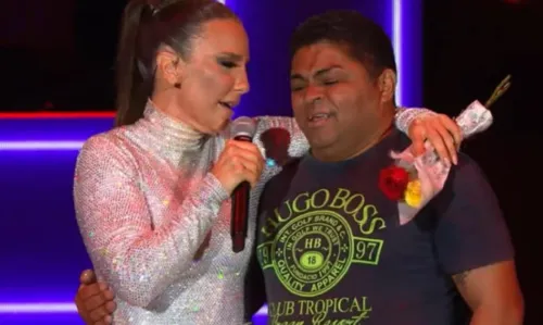 
				
					Fã sobe em palco e entrega flores para Ivete no show de 50 anos na Bahia
				
				