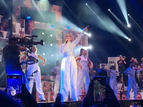 
				
					Com look cheio de brilho, Ivete faz show de 50 anos na BA: 'Ivetinha tá feliz e a culpa é de vocês'
				
				