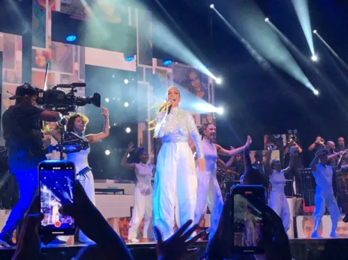 
				
					Fã sobe em palco e entrega flores para Ivete no show de 50 anos na Bahia
				
				