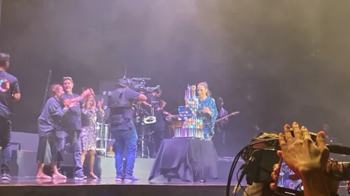 
				
					Vídeo: Ivete ganha parabéns de fãs em show de 50 anos na BA e Preta Gil puxa: 'Vou comer seu bolo'
				
				