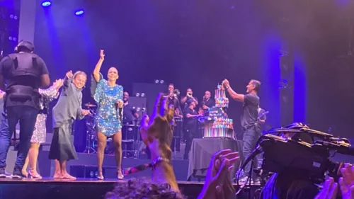 
				
					Vídeo: Ivete ganha parabéns de fãs em show de 50 anos na BA e Preta Gil puxa: 'Vou comer seu bolo'
				
				