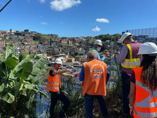 
				
					Seis pessoas ficam feridas em acidente envolvendo trens e caminhão na Linha 1 do metrô de Salvador
				
				