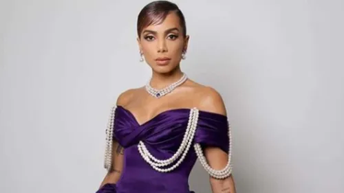 
				
					Veterana no MET Gala, Anitta chama atenção no tapete vermelho e posa ao lado de estrelas; confira
				
				