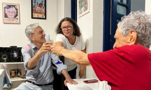 
				
					Caetano Veloso visita Santo Amaro e mata saudade dos irmãos: 'Minha cidade'
				
				