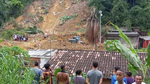 
				
					Número de mortes pela chuva sobe para 84 em Pernambuco; mais de 10 cidades já decretaram situação de emergência
				
				