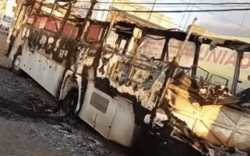 
				
					Ônibus de igreja evangélica fica destruído após incêndio no sudoeste da Bahia
				
				