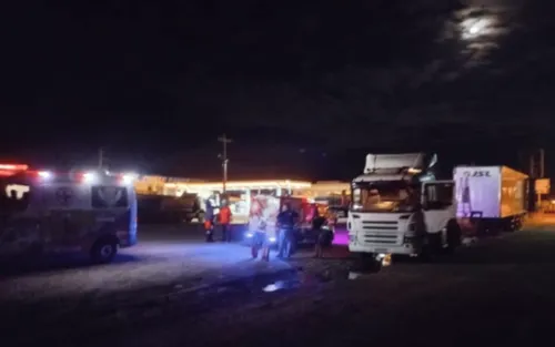 
				
					Carreta carregada de carvão vegetal pega fogo na BR-324, trecho de Riachão de Jacuípe
				
				