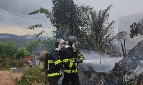 
				
					Casa é parcialmente destruída por incêndio em Jequié, no norte da Bahia
				
				