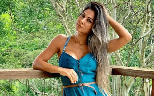 
				
					Maíra Cardi mostra boleto no valor de R$1 milhão e pede: 'Me ajudem a pagar'
				
				