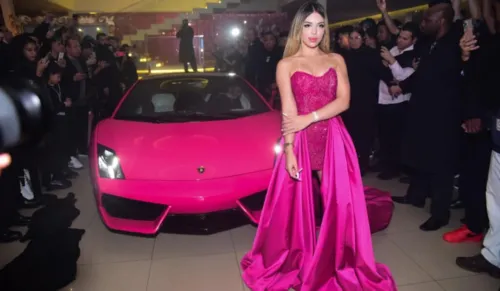 
				
					Melody ganha carrão de luxo avaliado em R$ 1,3 milhão em festa de 15 anos
				
				