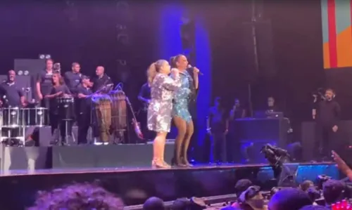 
				
					Vídeo: Ivete ganha parabéns de fãs em show de 50 anos na BA e Preta Gil puxa: 'Vou comer seu bolo'
				
				