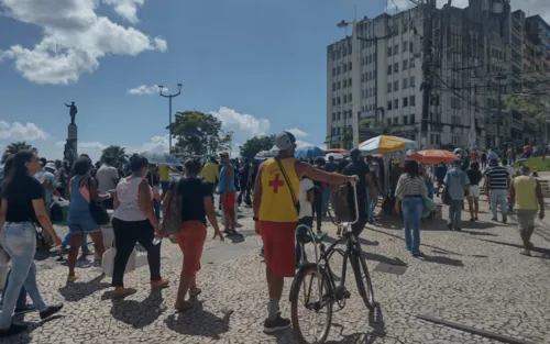 
				
					Em protesto, servidores municipais realizam caminhada no centro de Salvador
				
				