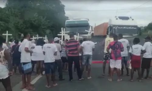 
				
					Manifestantes encerram protesto na BR-324 em Amélia Rodrigues após engarrafamento chegar a 8km
				
				