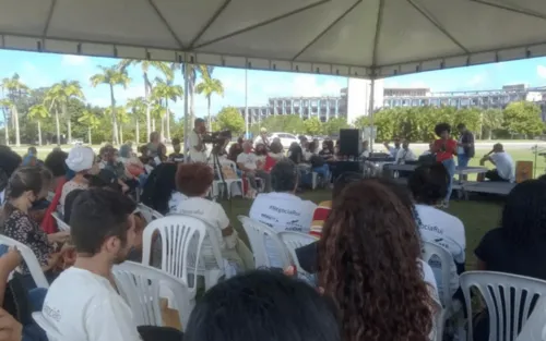 
				
					Professores da UNEB realizam protesto em Salvador nesta terça-feira (24)
				
				