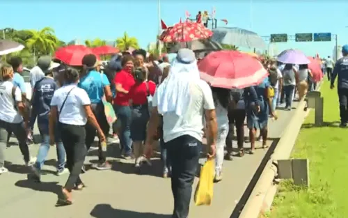 
				
					Protesto de agentes de saúde causa engarrafamento na Avenida Paralela, em Salvador
				
				