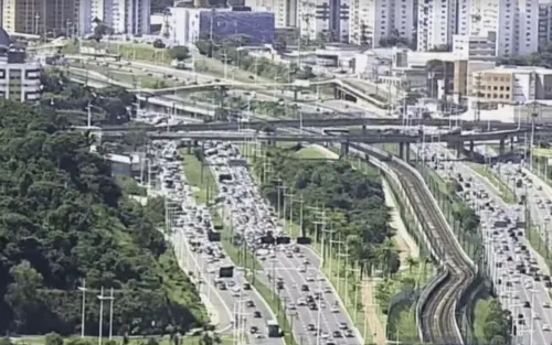 
				
					Protesto de agentes de saúde causa engarrafamento na Avenida Paralela, em Salvador
				
				